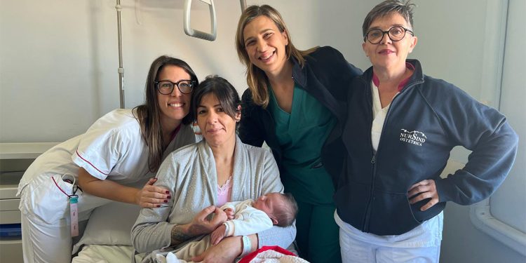 Elisa, la mamma di Diego, con il personale sanitario: Francesca Cosso, Elisa Solinas e Isabella Pischedda (da sx)