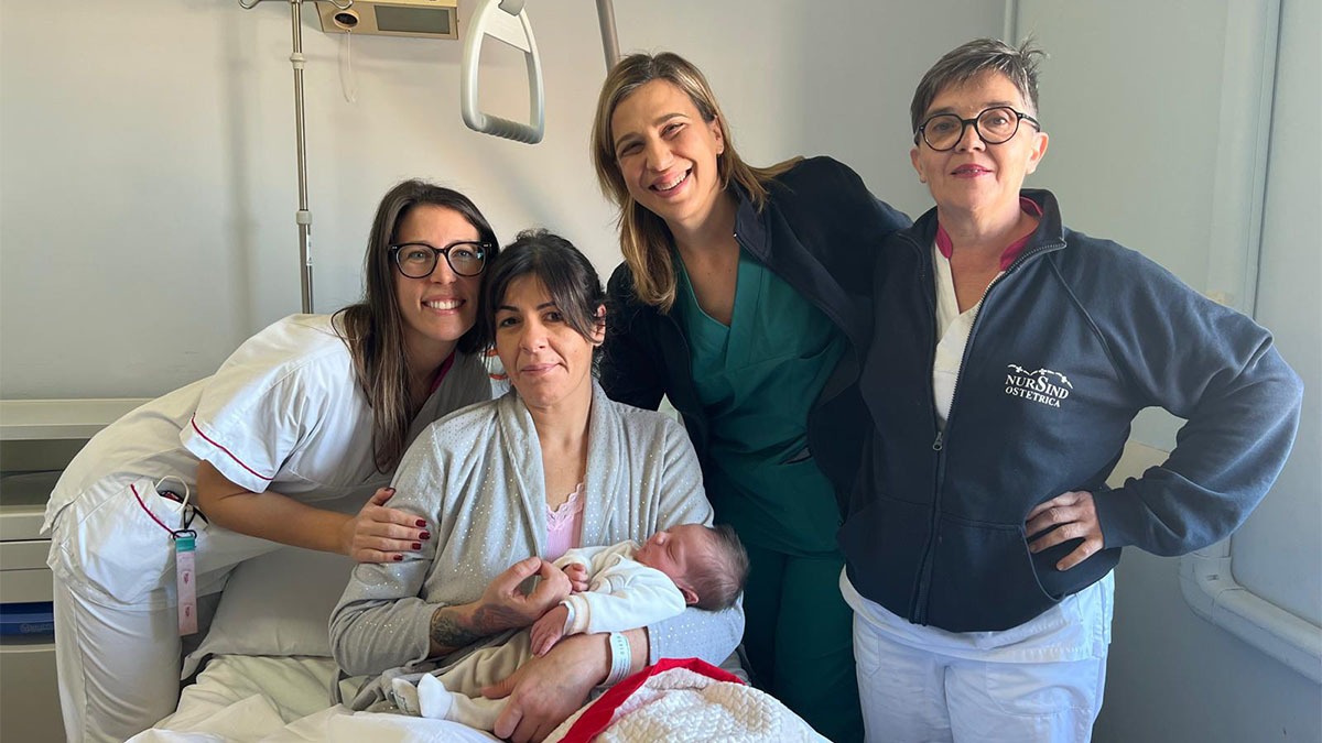 Elisa, la mamma di Diego, con il personale sanitario: Francesca Cosso, Elisa Solinas e Isabella Pischedda (da sx)