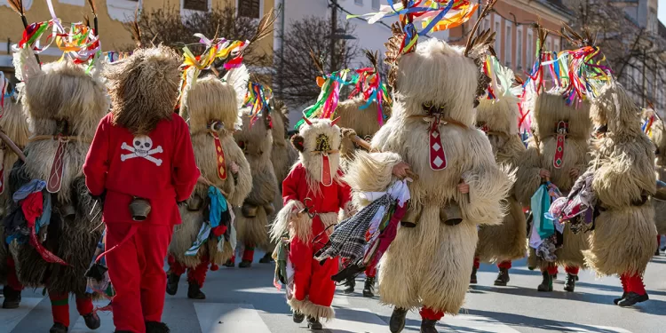 I Kurent, le maschere più celebri del carnevale sloveno. 📷 Depositphotos