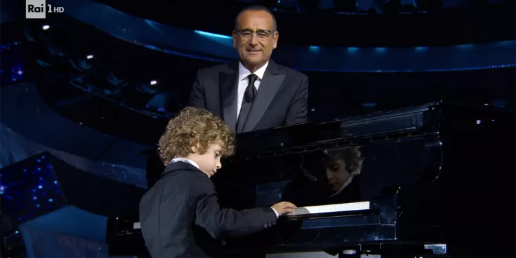 Alessandro Gervasi si esibisce a Sanremo 2025 davanti a Carlo Conti