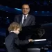 Alessandro Gervasi si esibisce a Sanremo 2025 davanti a Carlo Conti