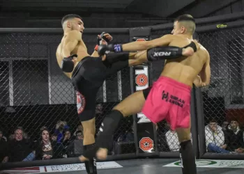 Matteo Dore (sinistra) sul ring del Cage Warriors Academy