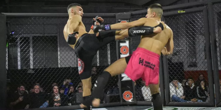 Matteo Dore (sinistra) sul ring del Cage Warriors Academy