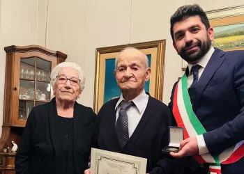 Costantino Mereu con la moglie Ignazia e il presidente del Consiglio comunale Marco Benucci