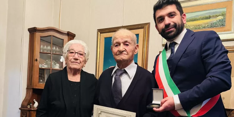 Costantino Mereu con la moglie Ignazia e il presidente del Consiglio comunale Marco Benucci