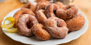 Dolci di Carnevale, zeppole. 📷 Depositphotos