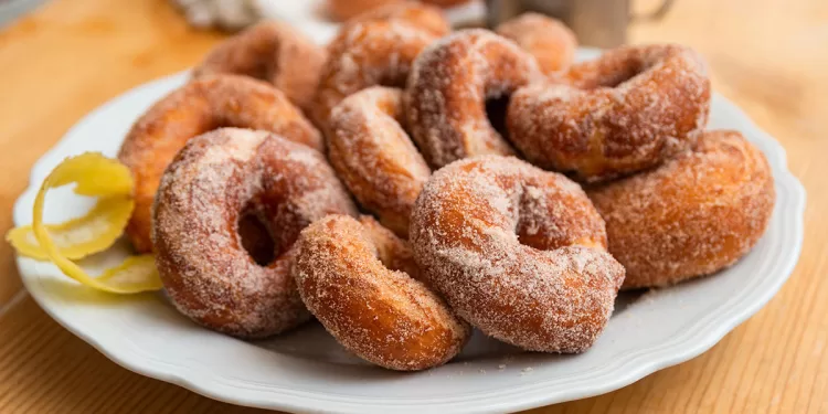Dolci di Carnevale, zeppole. ? Depositphotos