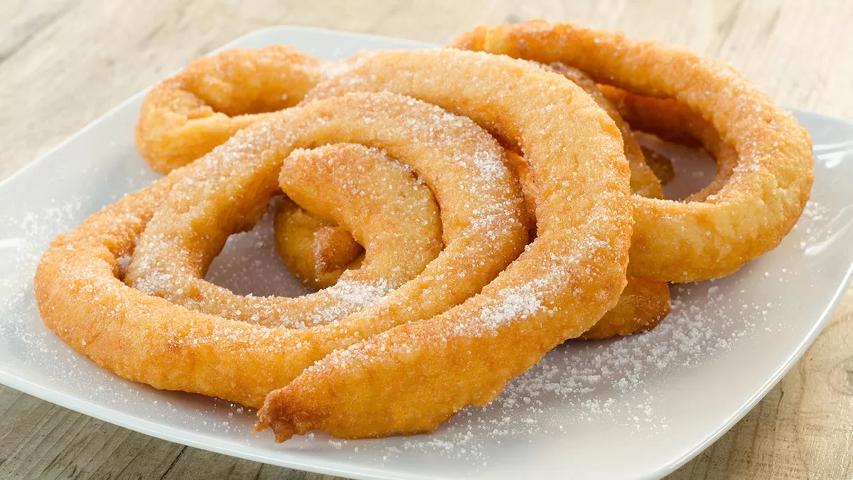 Dolci di Carnevale, frittelle lunghe. ? Depositphotos