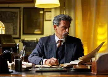 Enrico Lo Verso nei panni di Emilio Lussu nel film “Emilio Lussu. Il processo”