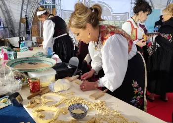 Mirtò, panificatrici al lavoro