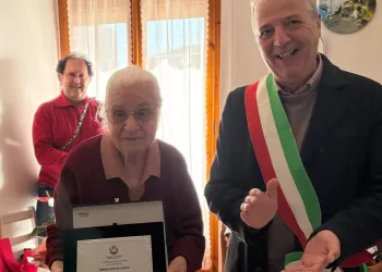 Oristano, la centenaria Maria Giusta Carta insieme all'Assessore Franceschi