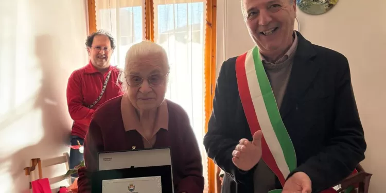 Oristano, la centenaria Maria Giusta Carta insieme all'Assessore Franceschi