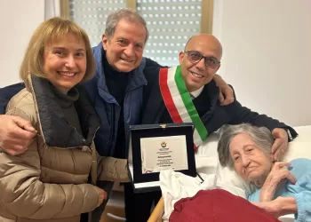 La centenaria Rosalia Moro insieme al Sindaco di Oristano, al figlio Giuseppe e alla nuora Maria Cristina