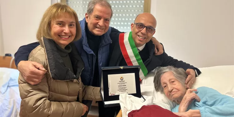 La centenaria Rosalia Moro insieme al Sindaco di Oristano, al figlio Giuseppe e alla nuora Maria Cristina