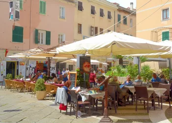 Alghero, ristorante in via Carlo Alberto. ? Depositphotos
