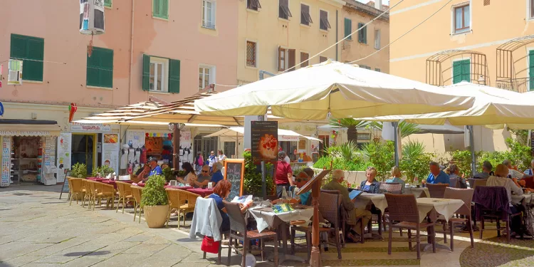 Alghero, ristorante in via Carlo Alberto. ? Depositphotos