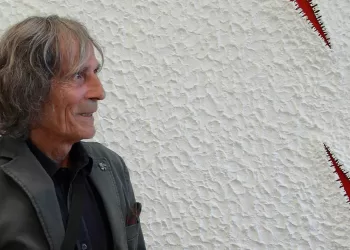 Antonio Secci con una sua opera. ? Facebook @antoniosecci.art