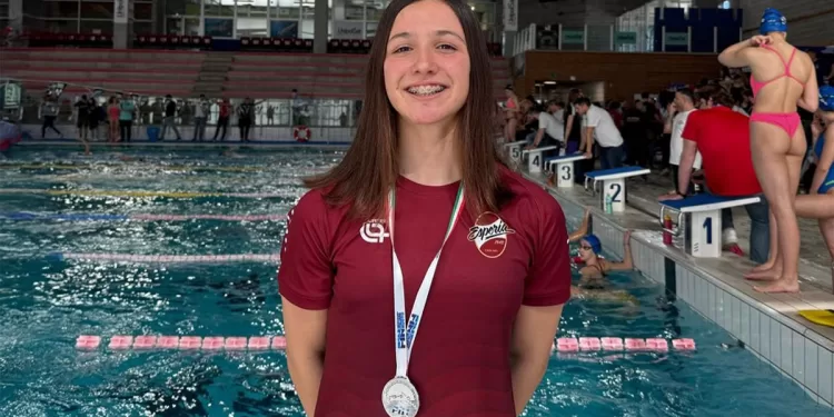 Sara Lai mostra con orgoglio il suo bellissimo argento