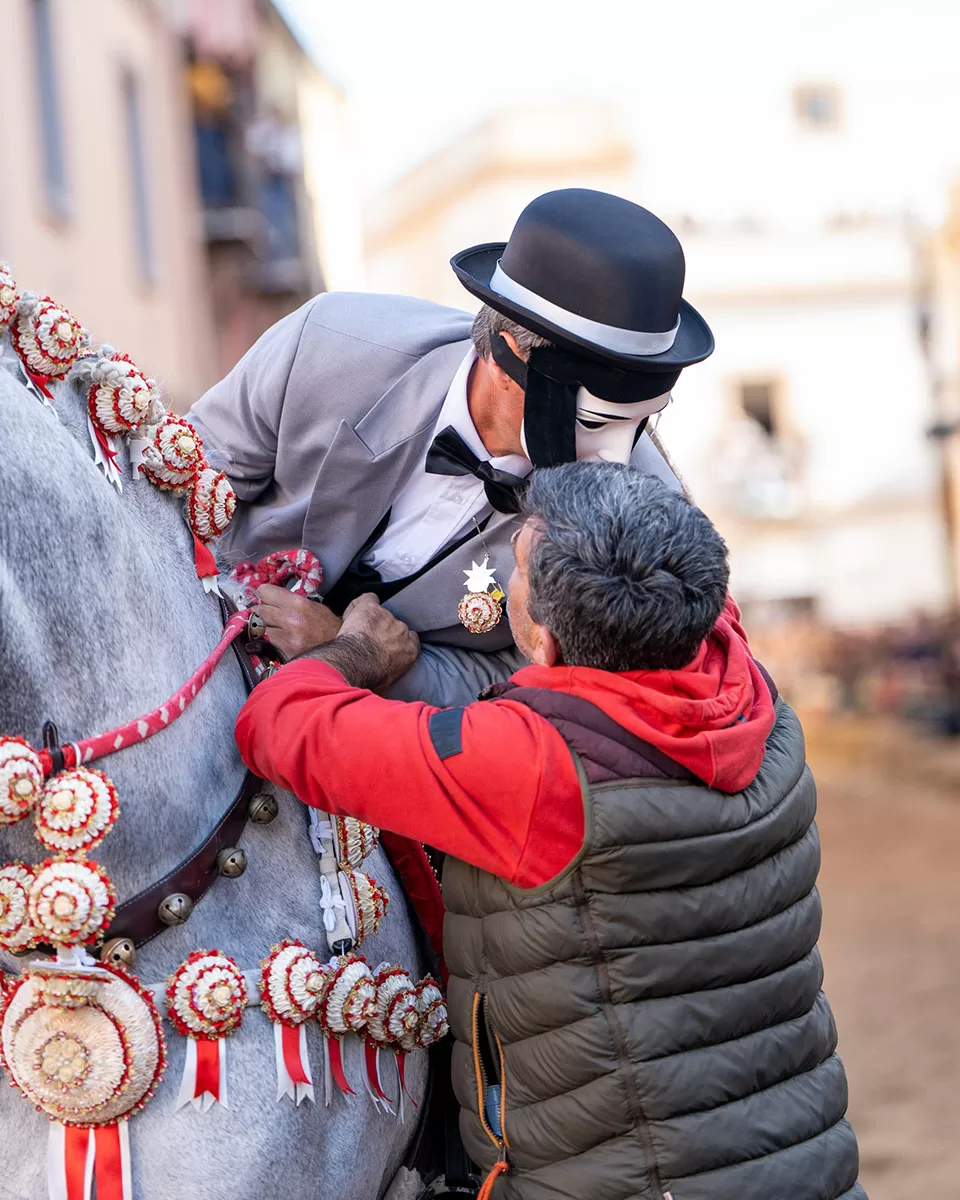 Sartiglia 2025 - Gabriele Pinna premia il suo Componidori Diego Pinna