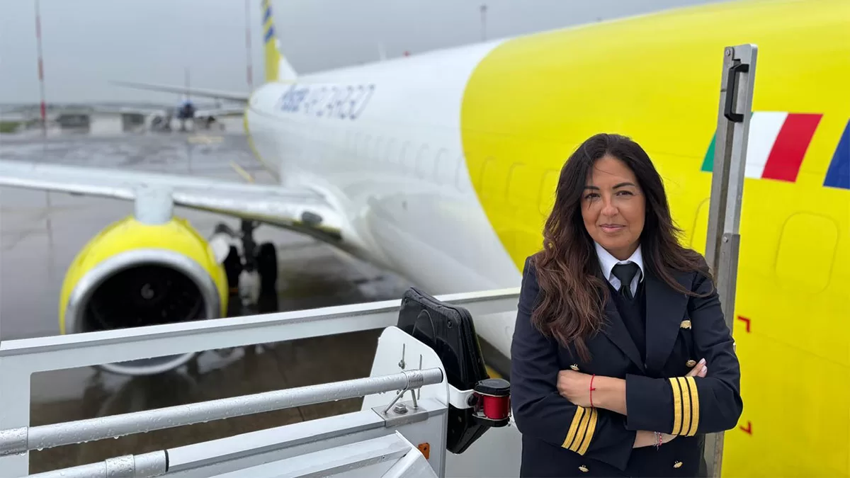 Silvia Baldussu davanti a un velivolo di Poste Air Cargo da lei pilotato