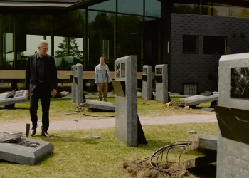 Vincent Cassel e Guy Pearce nel film “The Shrouds” di David Cronenberg