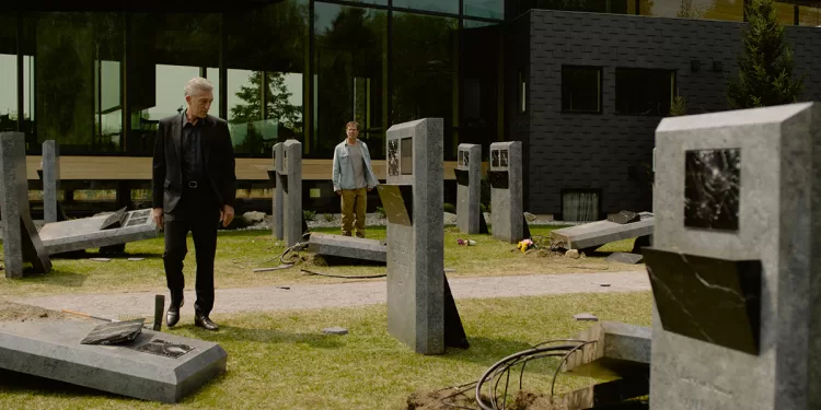 Vincent Cassel e Guy Pearce nel film “The Shrouds” di David Cronenberg