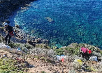 Recupero rifiuti lungo la scogliera della litoranea Alghero-Bosa