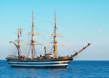 La Nave Scuola Amerigo Vespucci. ? Depositphotos