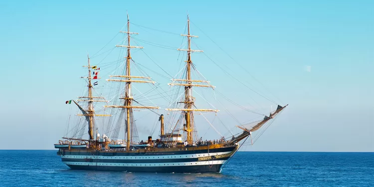 La Nave Scuola Amerigo Vespucci. ? Depositphotos