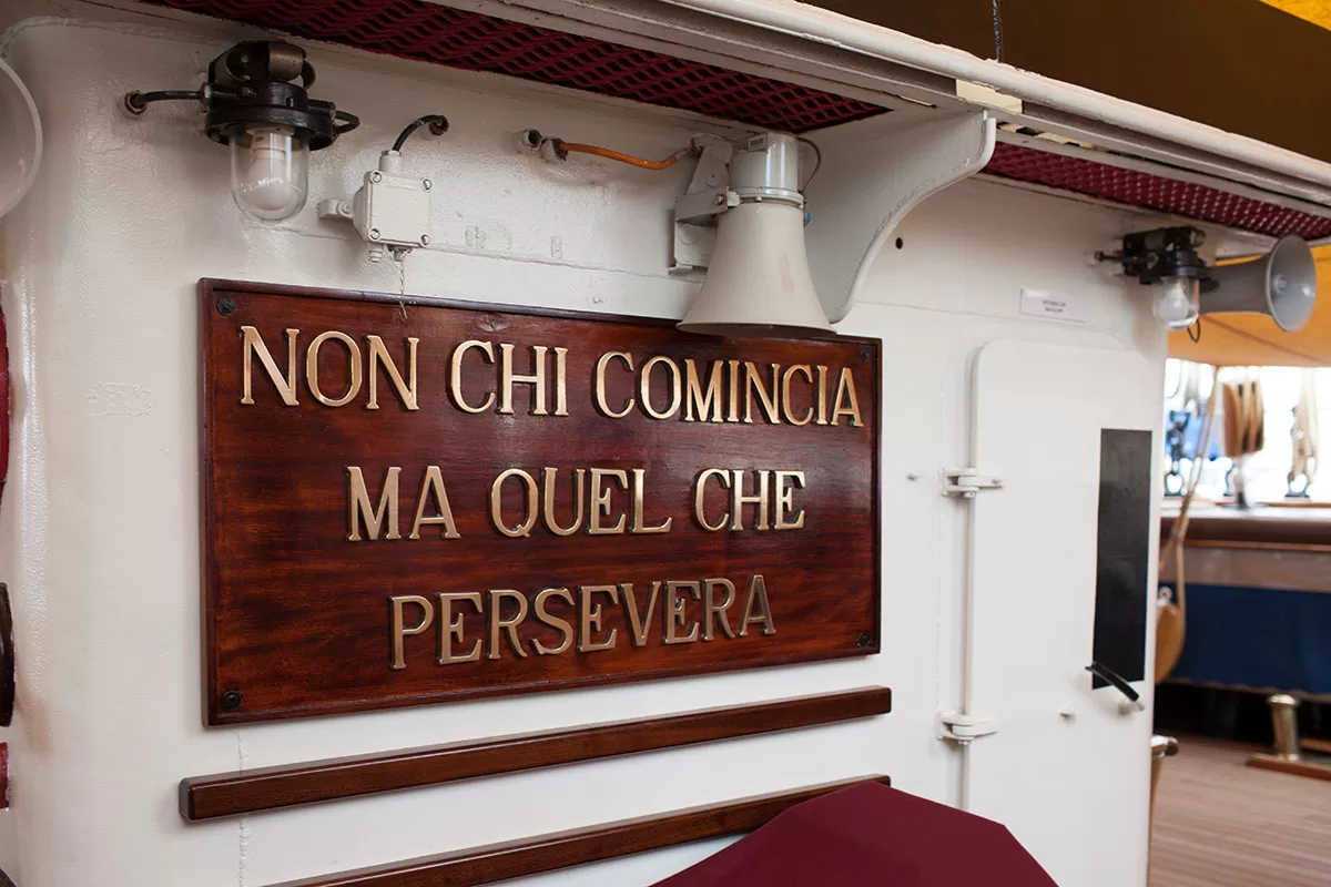 Il motto della Nave Scuola Amerigo Vespucci. ? Depositphotos