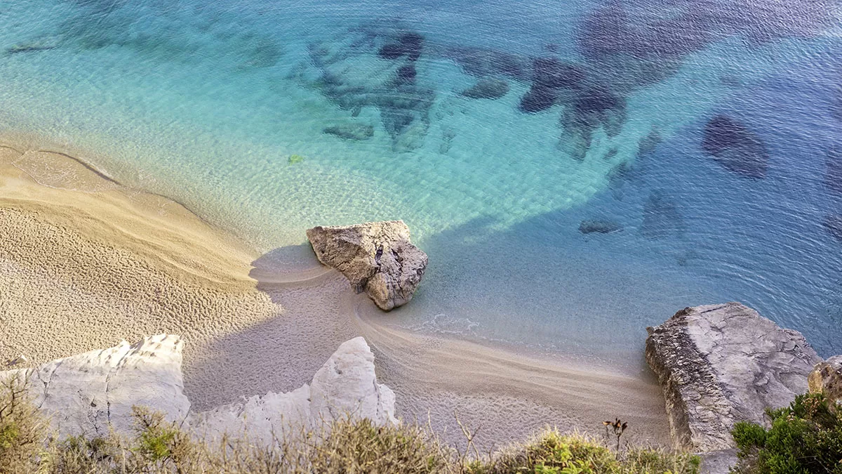 Cala Goloritzé, la selvaggia cala di Baunei. 📷 Depositphotos