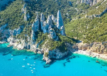 Cala Goloritzé, la selvaggia cala di Baunei. 📷 Depositphotos