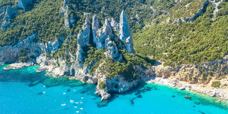 Cala Goloritzé, la selvaggia cala di Baunei. 📷 Depositphotos