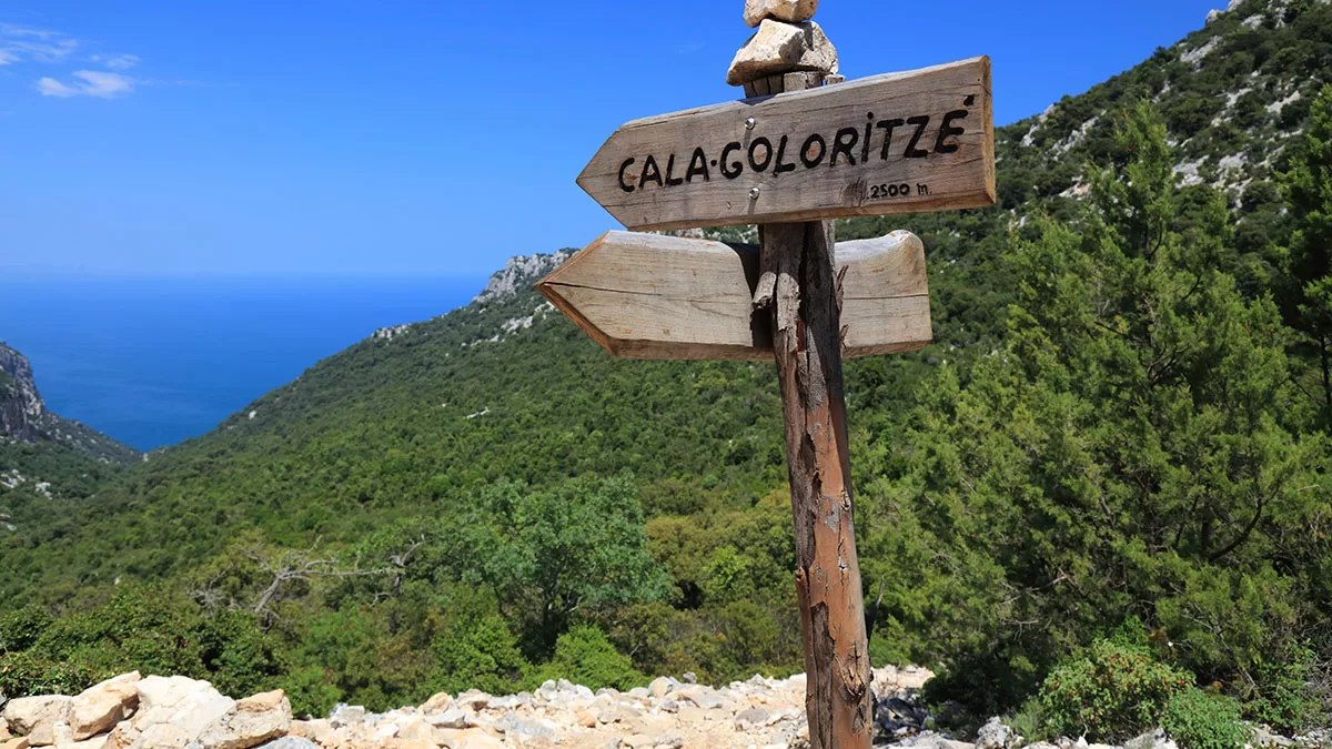 Cala Goloritzé, la selvaggia cala di Baunei. 📷 Depositphotos
