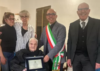 La centenaria di Nuraxinieddu Francesca Perdighe con le figlie Emanuela e Annamaria, il Sindaco Sanna e l'Assessore Cuccu