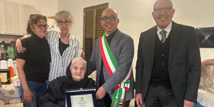 La centenaria di Nuraxinieddu Francesca Perdighe con le figlie Emanuela e Annamaria, il Sindaco Sanna e l'Assessore Cuccu
