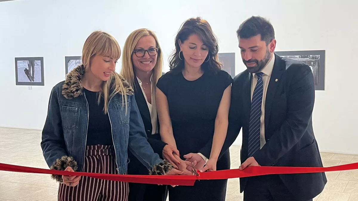Caterina Murino taglia il nastro all’inaugurazione della mostra “Attraverso gli occhi”