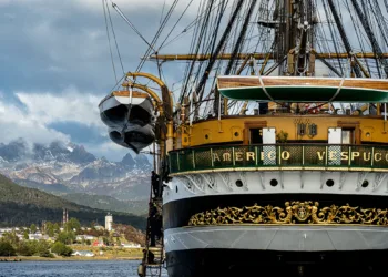 Nave Amerigo Vespucci Canale di Beagol e porto Williams