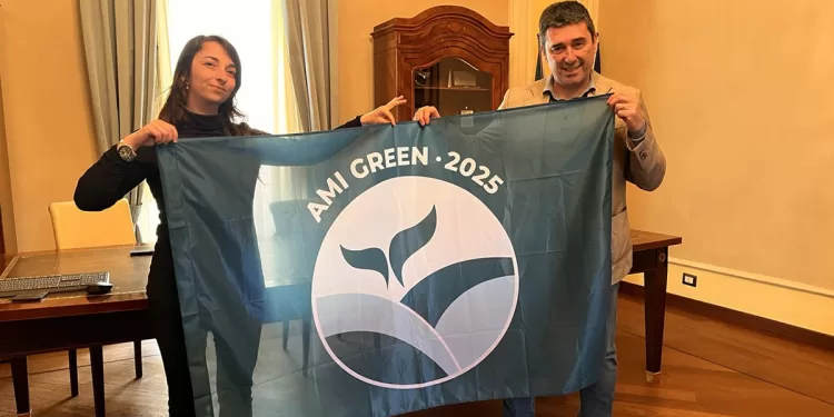 Porto Torres, Cristina Bonino consegna la Bandiera AMI GREEN 2025 al Sindaco Massimo Mulas