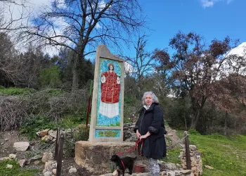 Sadali, l'artista Pina Monne accanto al bassorilievo raffigurante San Valentino. simbolo del nuovo Cammino