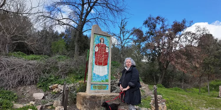 Sadali, l'artista Pina Monne accanto al bassorilievo raffigurante San Valentino. simbolo del nuovo Cammino