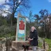 Sadali, l'artista Pina Monne accanto al bassorilievo raffigurante San Valentino. simbolo del nuovo Cammino