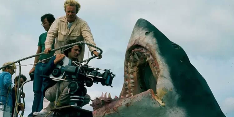 Steven Spielberg e Bill Butler durante le riprese del film “Lo squalo”
