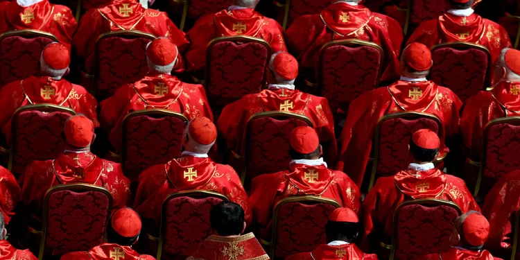 26 aprile 2025, cardinali seduti nel sagrato per partecipare ai funerali di Papa Francesco. ? Depositphotos