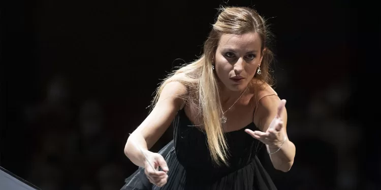 Beatrice Venezi. ? Priamo Tolu