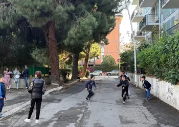 Cagliari, la strada scolastica in via dei Partigiani