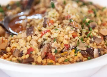 Fregola con funghi. 📷 Depositphotos