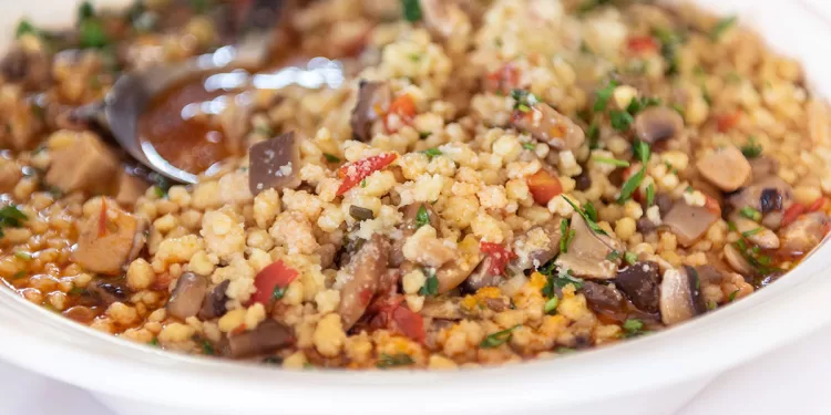 Fregola con funghi. ? Depositphotos