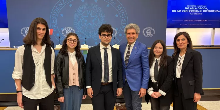Roma: da sx gli studenti Simone Urgeghe, Alba Spano e Fabrizio Mongiu, il conduttore televisivo Gianni Ippoliti, la studentessa Rita Milia e la professoressa Maria Gavina Camboni nella sala della premiazione del concorso