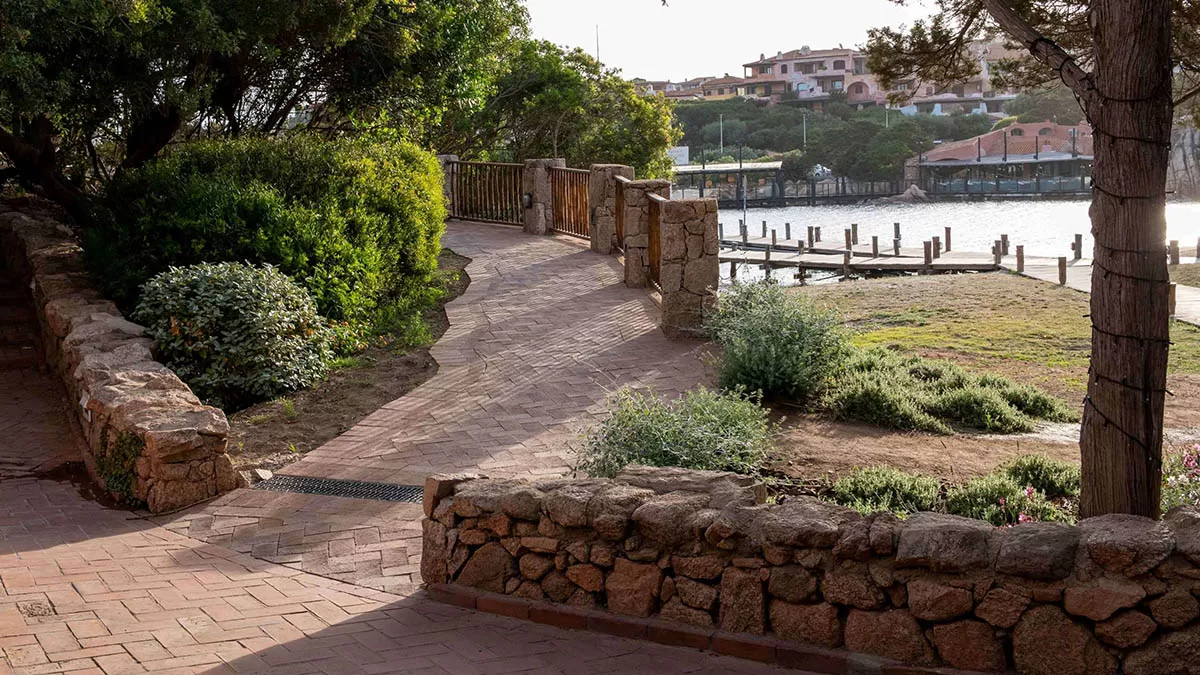 Porto Cervo, la Piazzetta del Porto Vecchio senza barriere architettoniche
